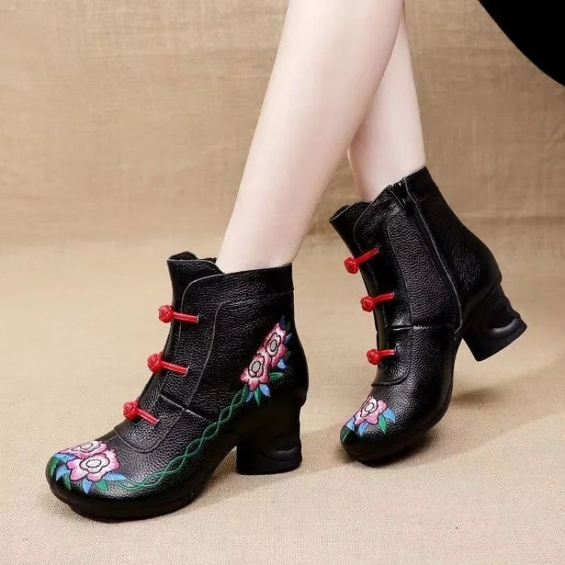 Botas cortas de cuero suave con tacón grueso Retro de estilo étnico, zapatos de algodón florales con forro polar de suela suave, nuevos zapatos impermeables para mamá 2025