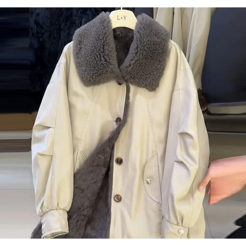 Le style de doublure intérieure chaude et à la mode de MAO MAO est un nouveau manteau en fausse fourrure ample mi-long haut de gamme pour les femmes en vêtements d'extérieur d'hiver