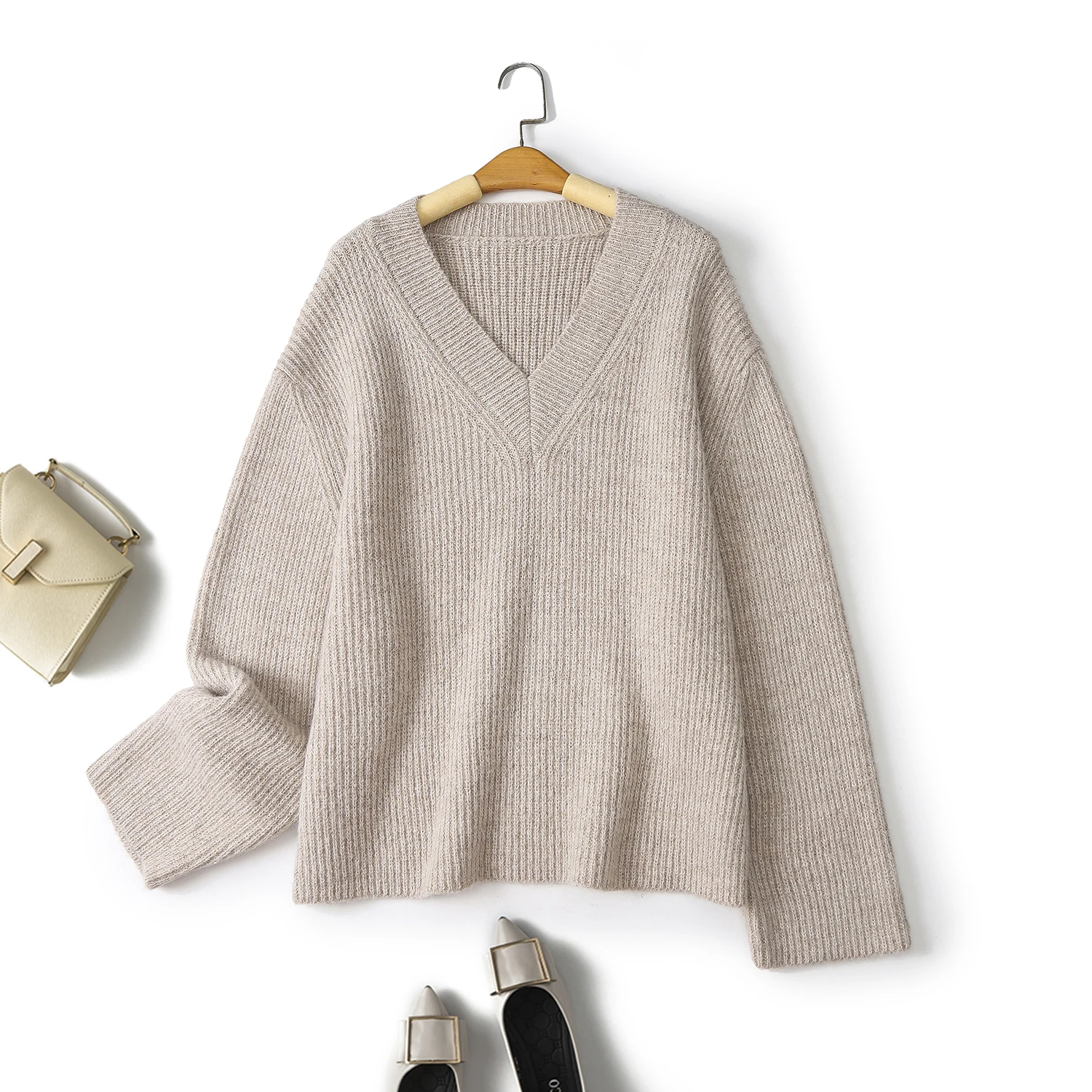

Ethereal MD 2025 massimo new style of Elegant and unique chic green V-neck knitted sweater