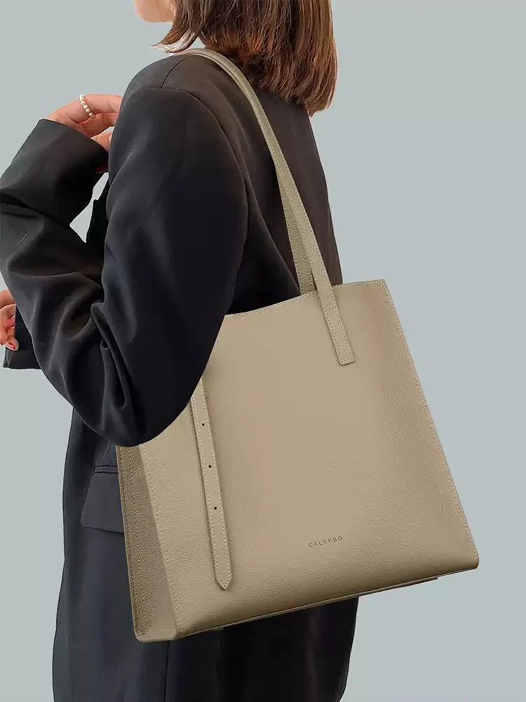 

A new type of genuine leather women's handbag for commuting, a large-capacity, high-end women's single-shoulder bag
