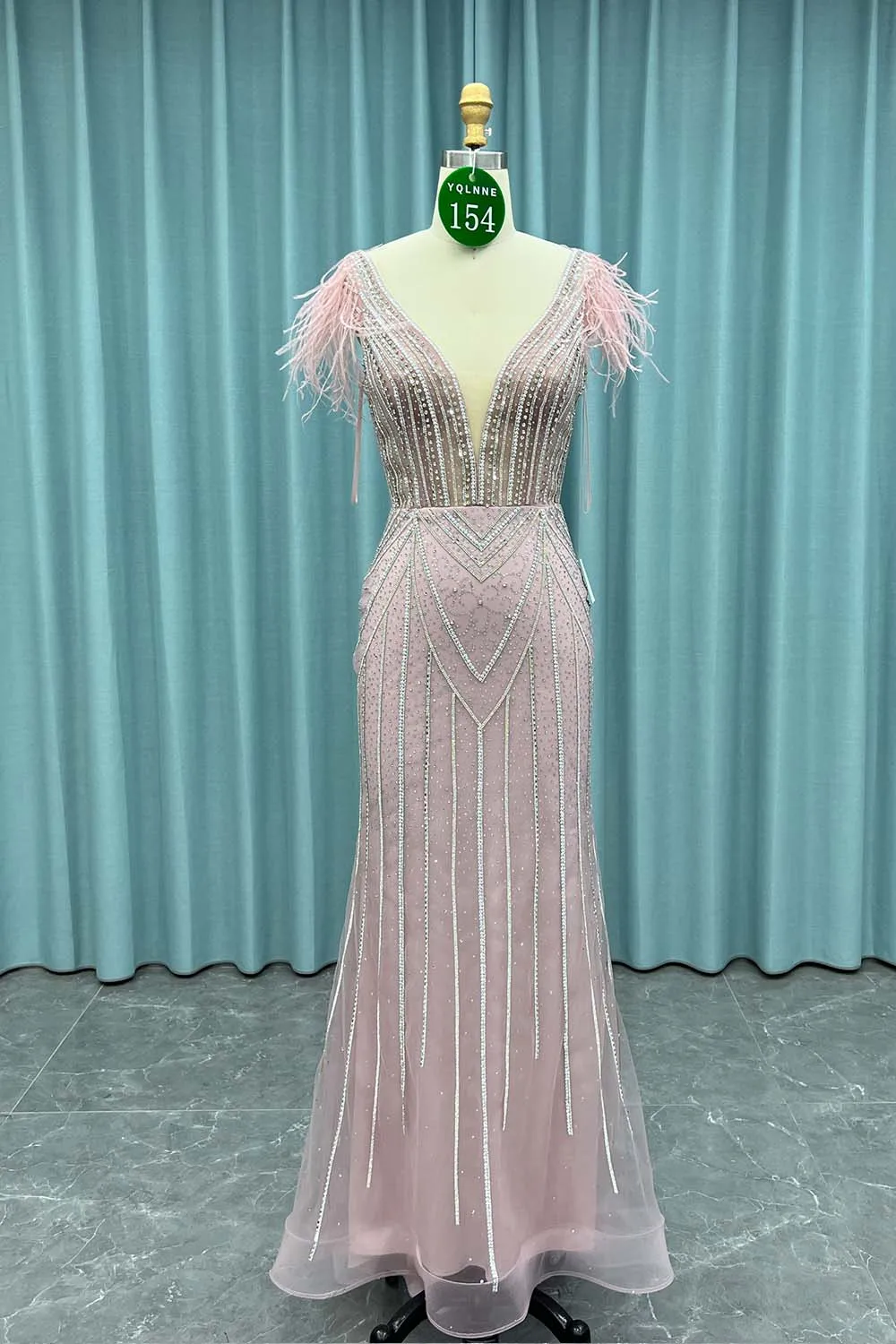 YQLNNE 0154 Abiti da ballo con cristalli di piume rosa Abito da sera lungo da sera con sirena in rilievo fatto a mano