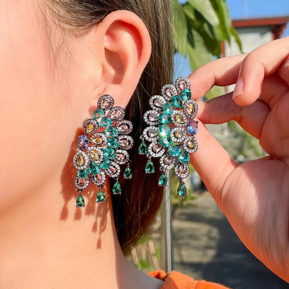 CWWZircons Luxuriöser, klobiger Pfauenfeder-Ohrring mit grünen Zirkonia-Steinen und großen Fransen für Damen, geeignet für Hochzeiten und Partys, Schmuck im Großhandel E0750 – Detail 10