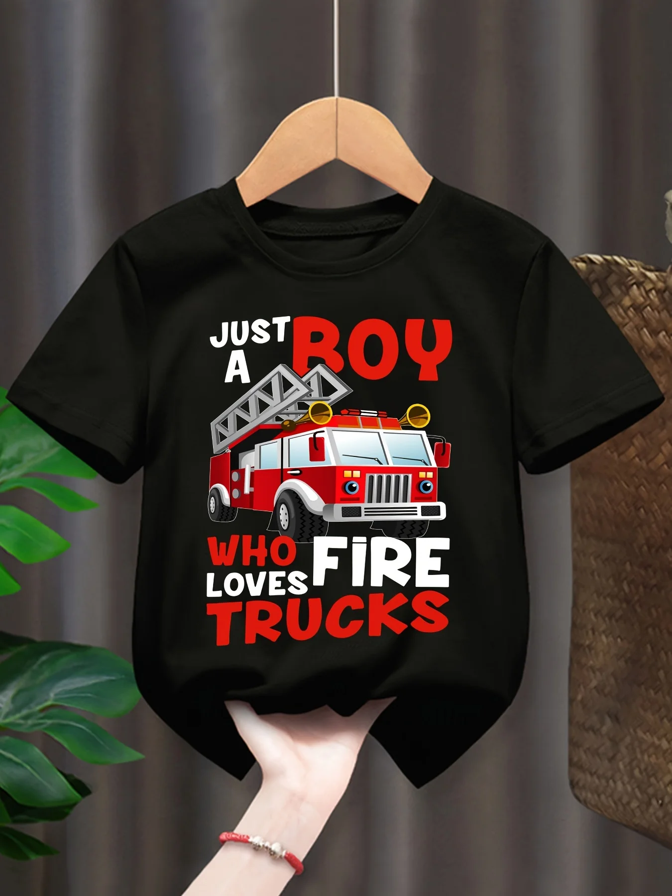 

Модная летняя футболка для мальчиков с надписью «Just A Boy Who Loves Fire Trucks» и крутым изображением пожарной машины, идеально подходит для
