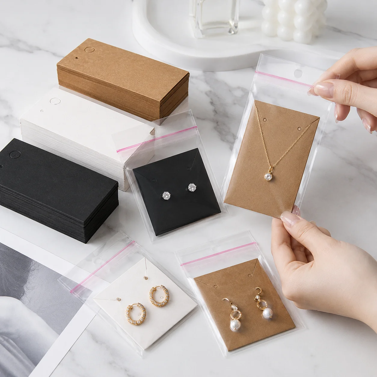 50/100 Stück Ohrringkarten mit Ziplock-Beutel, Kraftpapier, weiß-schwarz, Schmuck-Display-Kartenhalter für Ohrringe, Halsketten-Verpackung – Detail 1