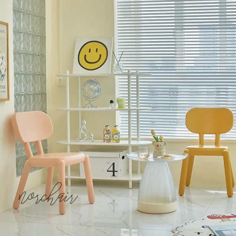 Nordic Designed Plastic Dining Chairs Empilhável com encostos grossos, Cadeiras de lazer ao ar livre, Pode ser usado para uso doméstico, Novo