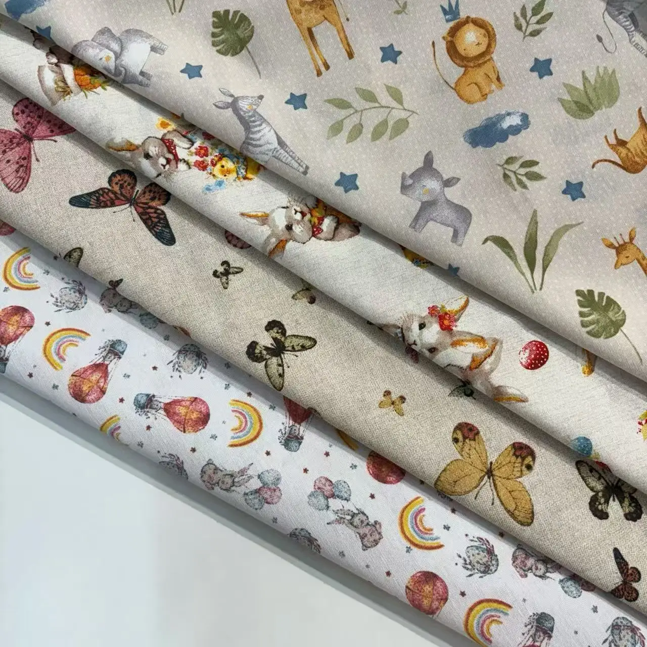Tela Decorativa Infantil – Diseños de Animales, Mariposas, Arcoíris y Globos – Suave y Colorida
