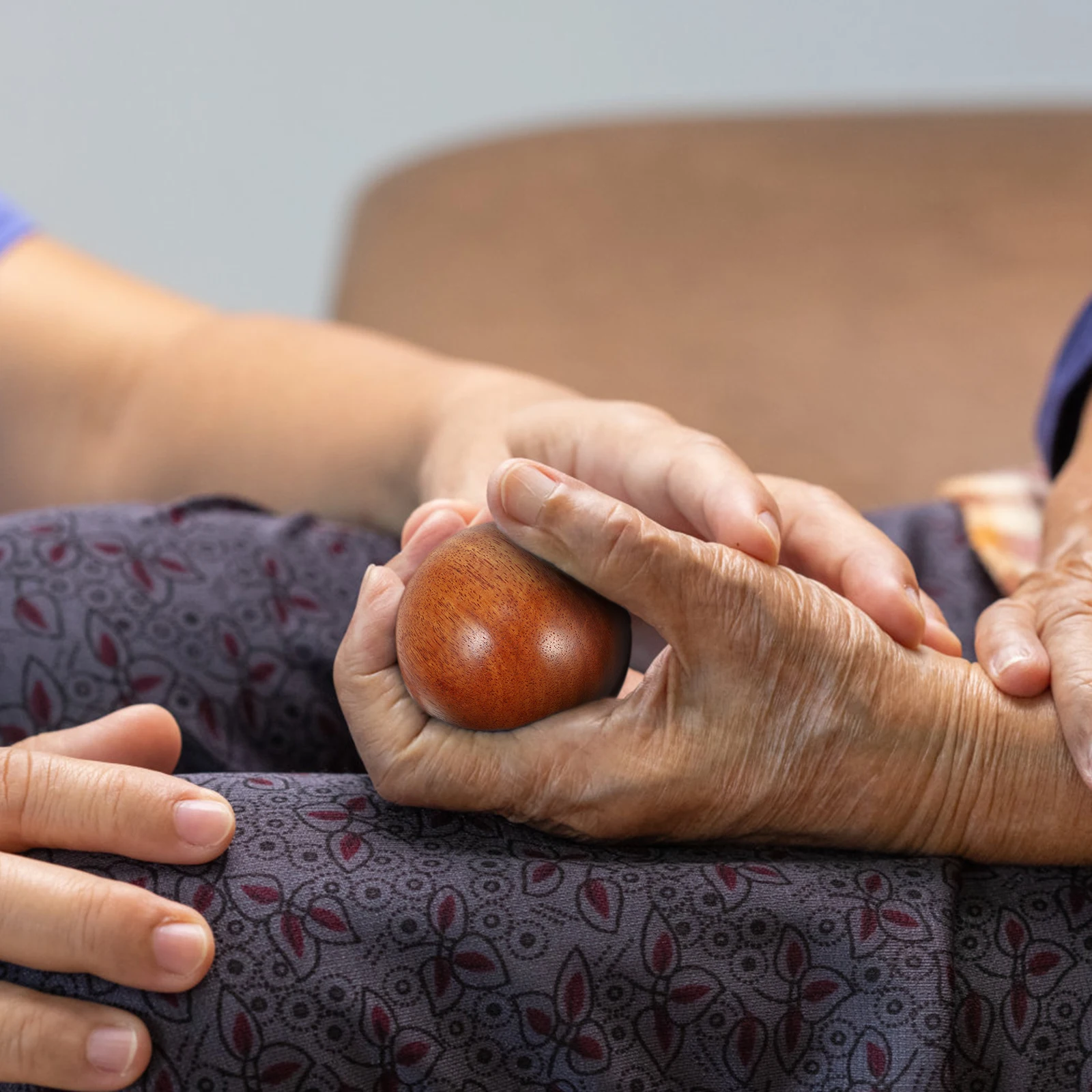 

2Pcs Creative Red Rosewood Handballs Portable Wooden Spheres Stress Relief Fitness Balls Creative Spheres