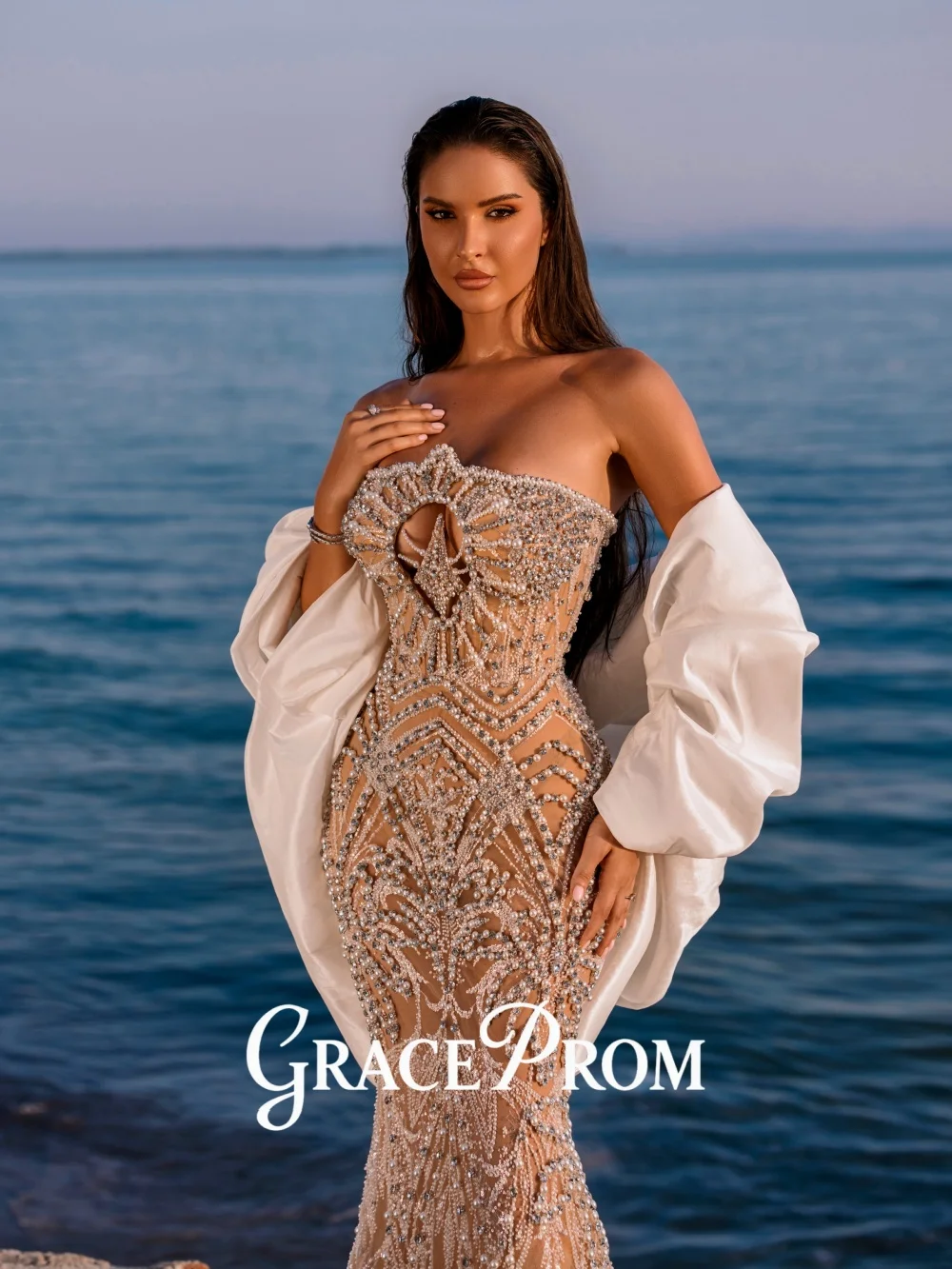 ชุดราตรีเกาะอก GraceProm รุ่นปี 2026 ประดับลูกปัดเต็มตัว ดีไซน์หรูหรา ทรงเอไลน์ยาวกรอมพื้น สำหรับงานปาร์ตี้