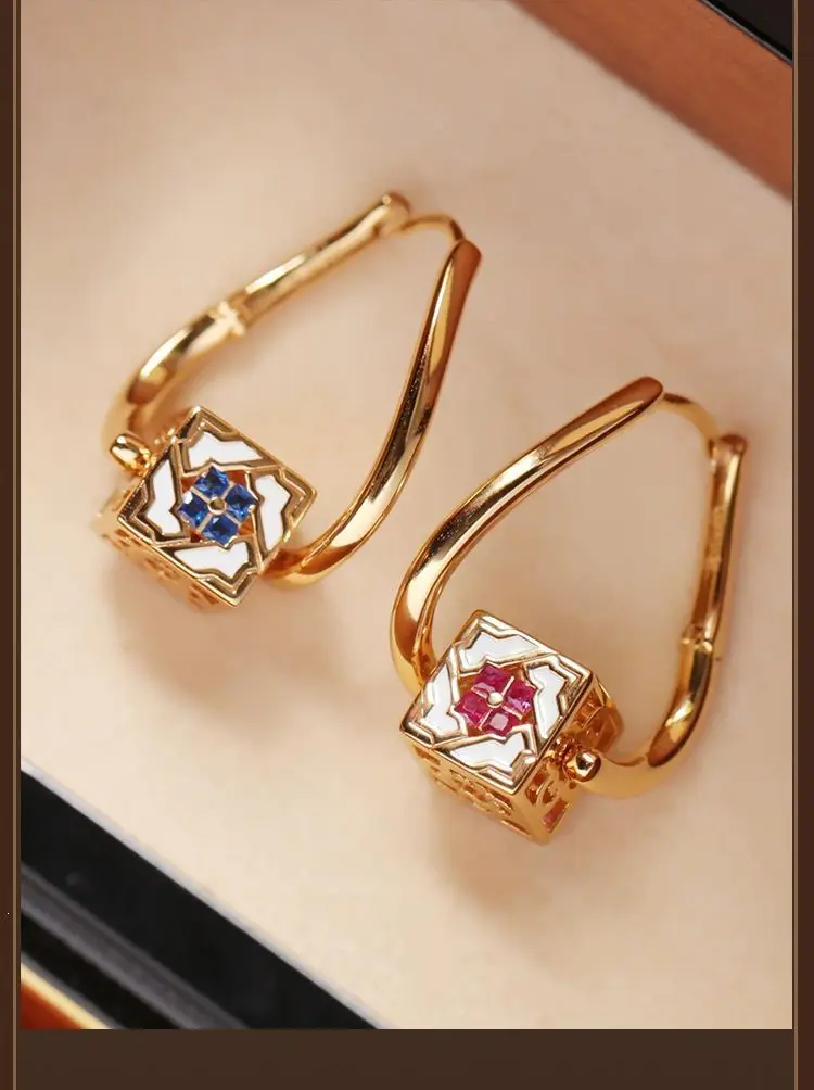 

2023 Newest Original Gold Cube Block Contrast Color Earring Blue Red Gems Zircon CZ Asymmetric Earring Vintage Jewelry Wholesale