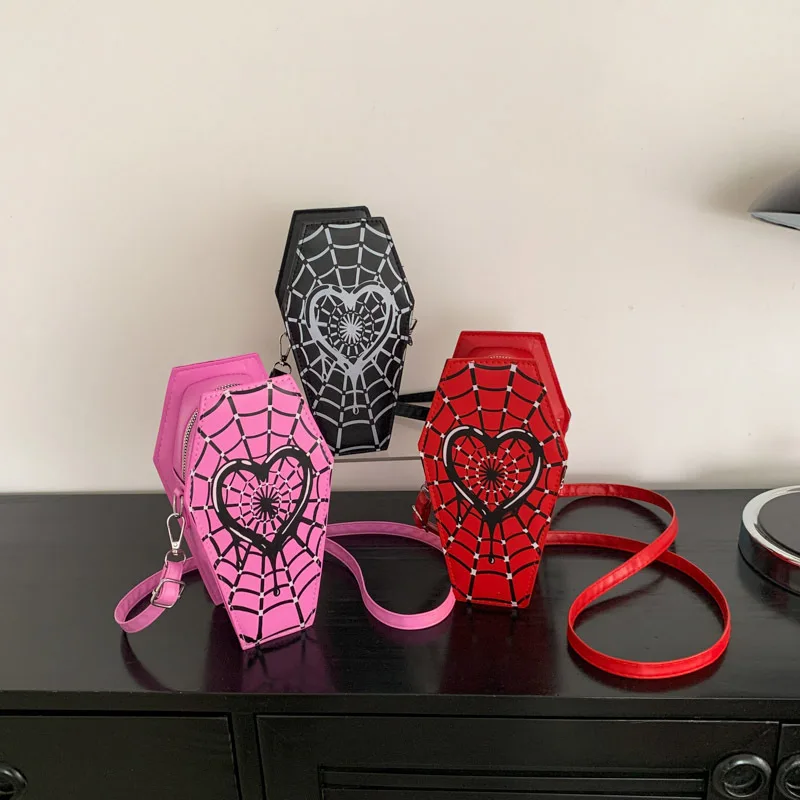 

Эта сумка через плечо в форме сердца, разработанная этим дизайнером просто в стиле, имеет рисунок в форме сердца и имеет только один.