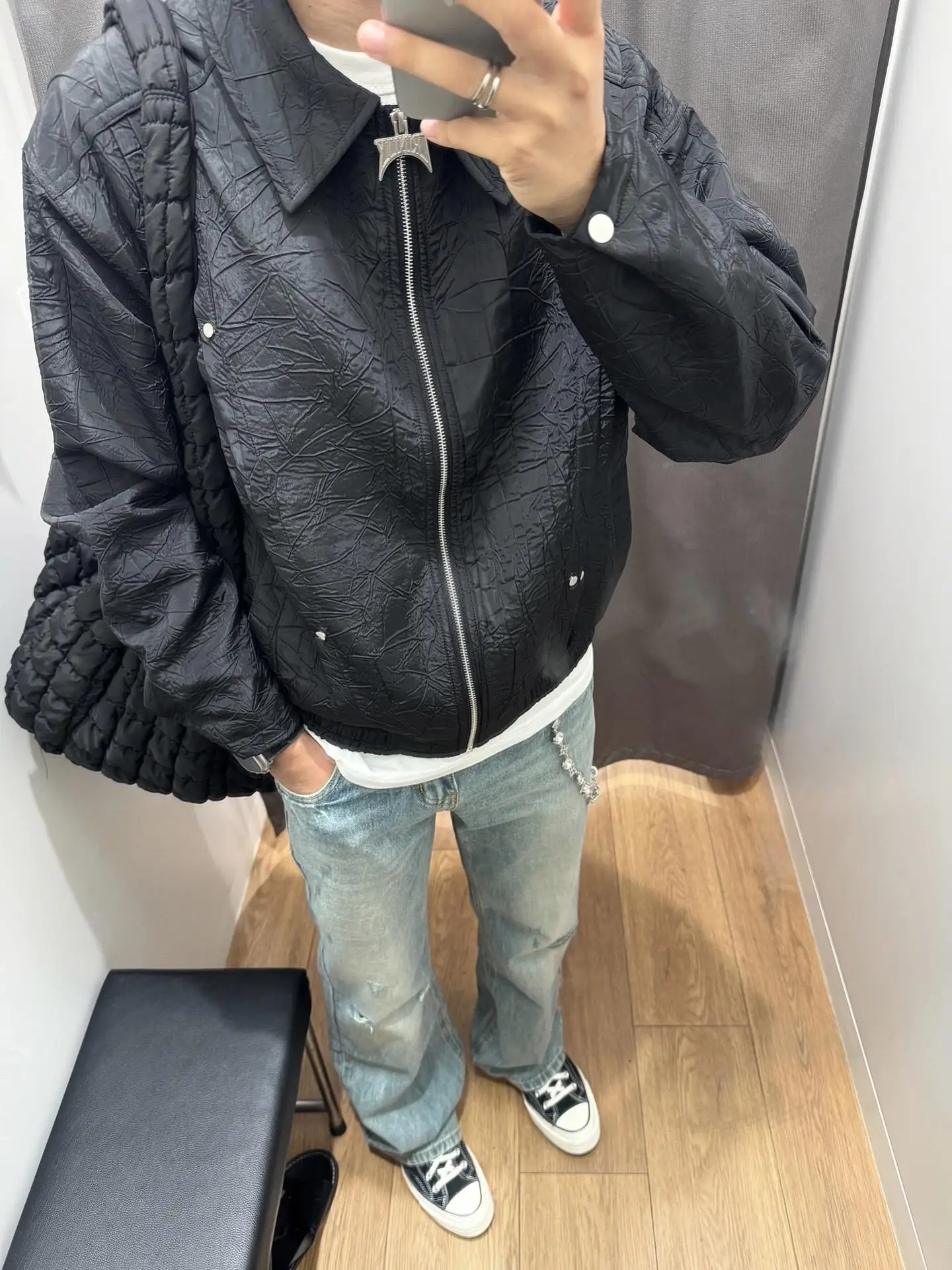 

Куртка-бомбер в американском стиле, уличная одежда, мужская, с текстурным дизайном, уникальным воротником, из полиэстера, свободного кроя, с металлическим декором