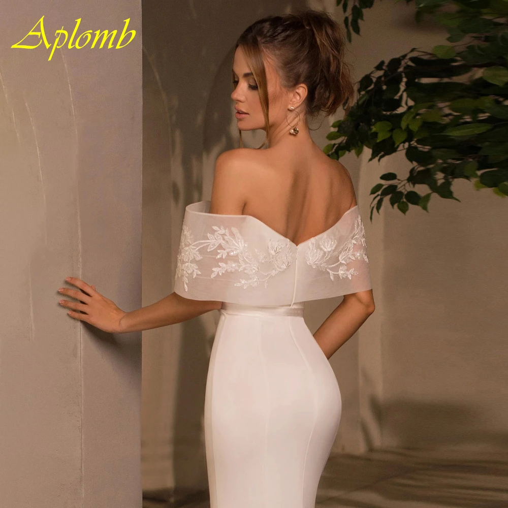 Abito da sposa in morbido raso bianco personalizzato Abito da sposa sexy con scollo a barchetta e spalle scoperte Abito da sposa con strascico a sirena da sogno