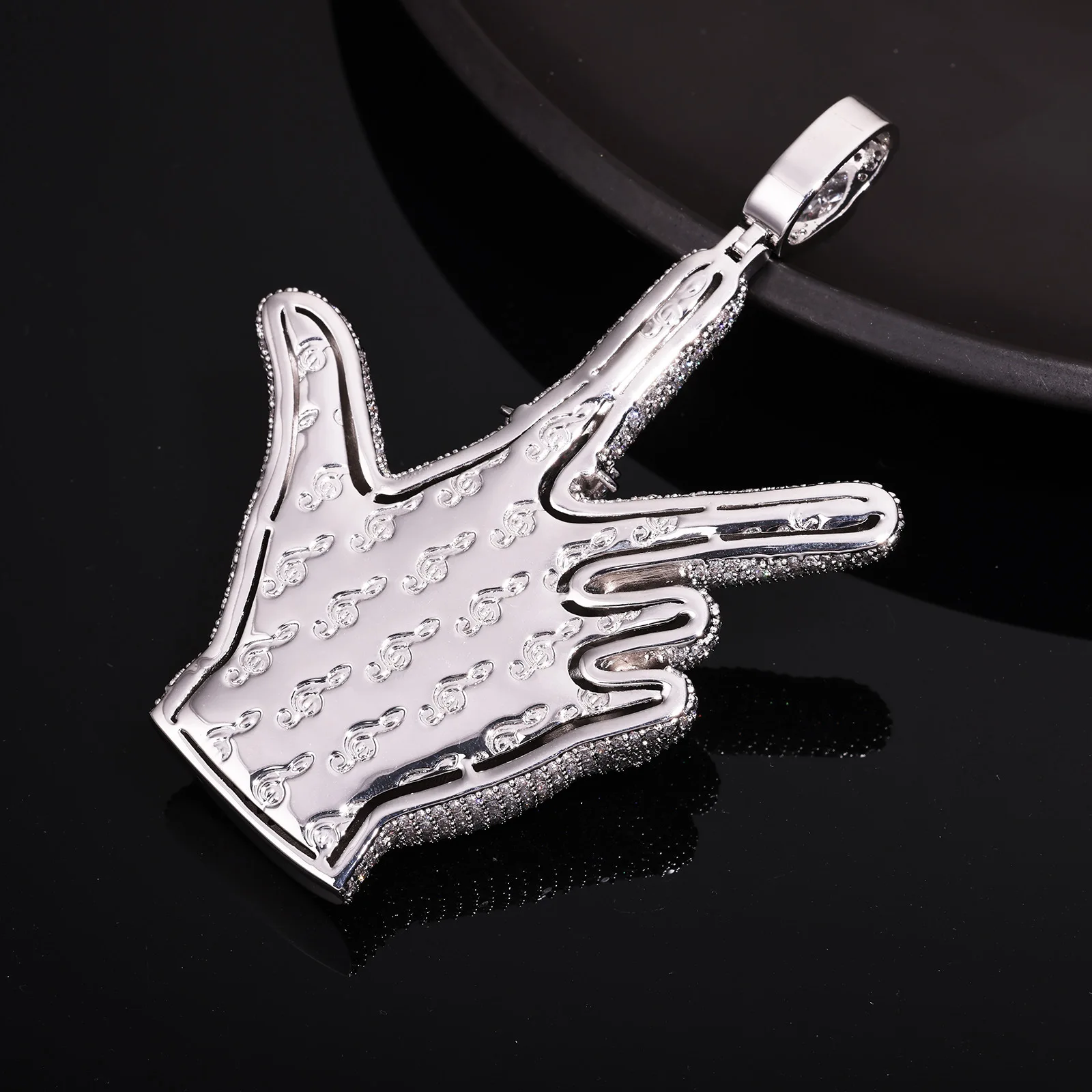 Hip Hop Rapper Ring Gesture Pendant, Copper Inlaid with Diamonds and Zircon, Trendy Fashion Necklace Accessories for Men and Women, Sparkling Hip-Hop Necklace, Fashionable Jewelry, Commemorative Gift, Unique Jewelry