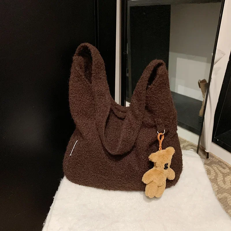 Borsa tote alla moda versatile autunno e inverno Borsa a tracolla di grande capacità con ciondolo orso e temperamento