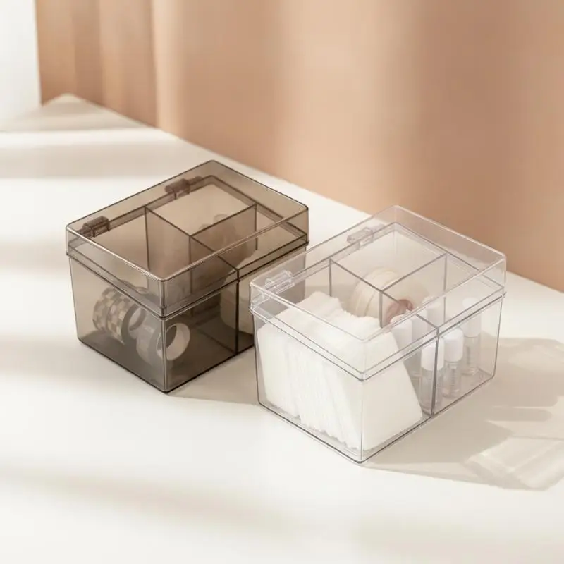 Transparenter Kunststoff-Aufbewahrungsorganizer mit 3 Fächern und staubdichten Klappdeckeln für die Aufbewahrung von Wattestäbchen, Haaraccessoires und kleinen Gegenständen im Badezimmer. – Detail 17