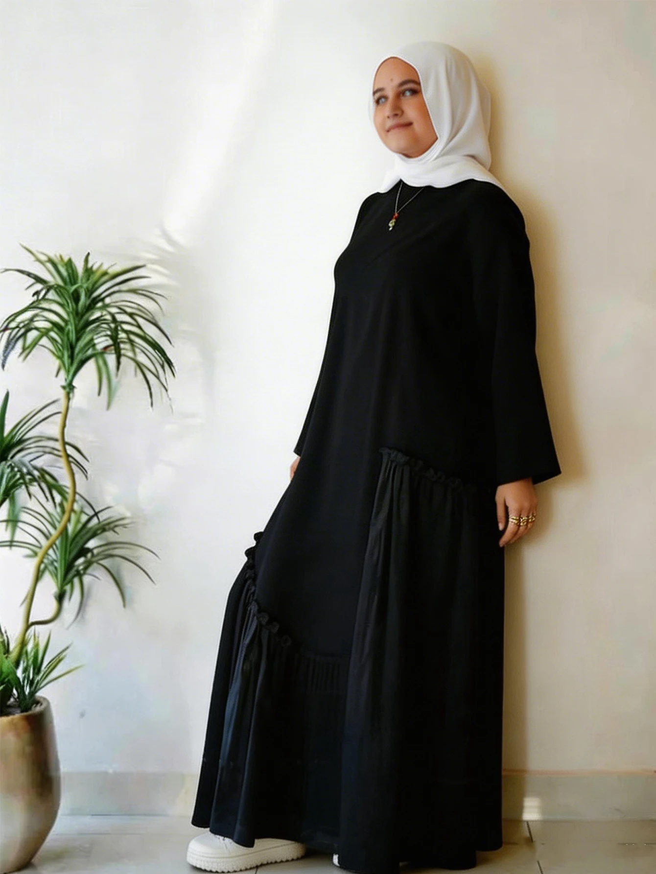 Modisches, locker geschnittenes, elegantes, schwarzes, langärmeliges, einfarbiges, plissiertes, arabisches Kleid für Damen – Detail 1