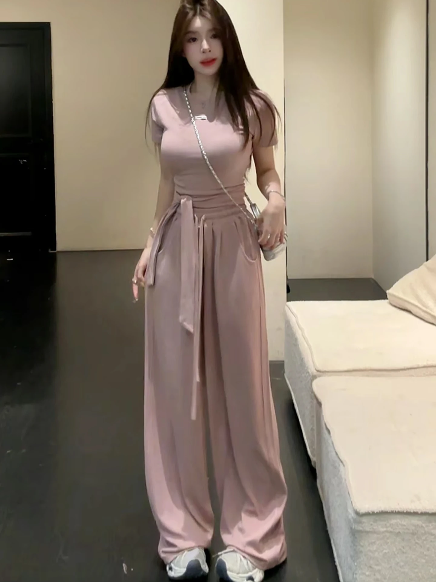 

Антивозрастной летний модный комплект 2026: футболка с поясом и широкие брюки с высокой талией, повседневный костюм-двойка для женщин