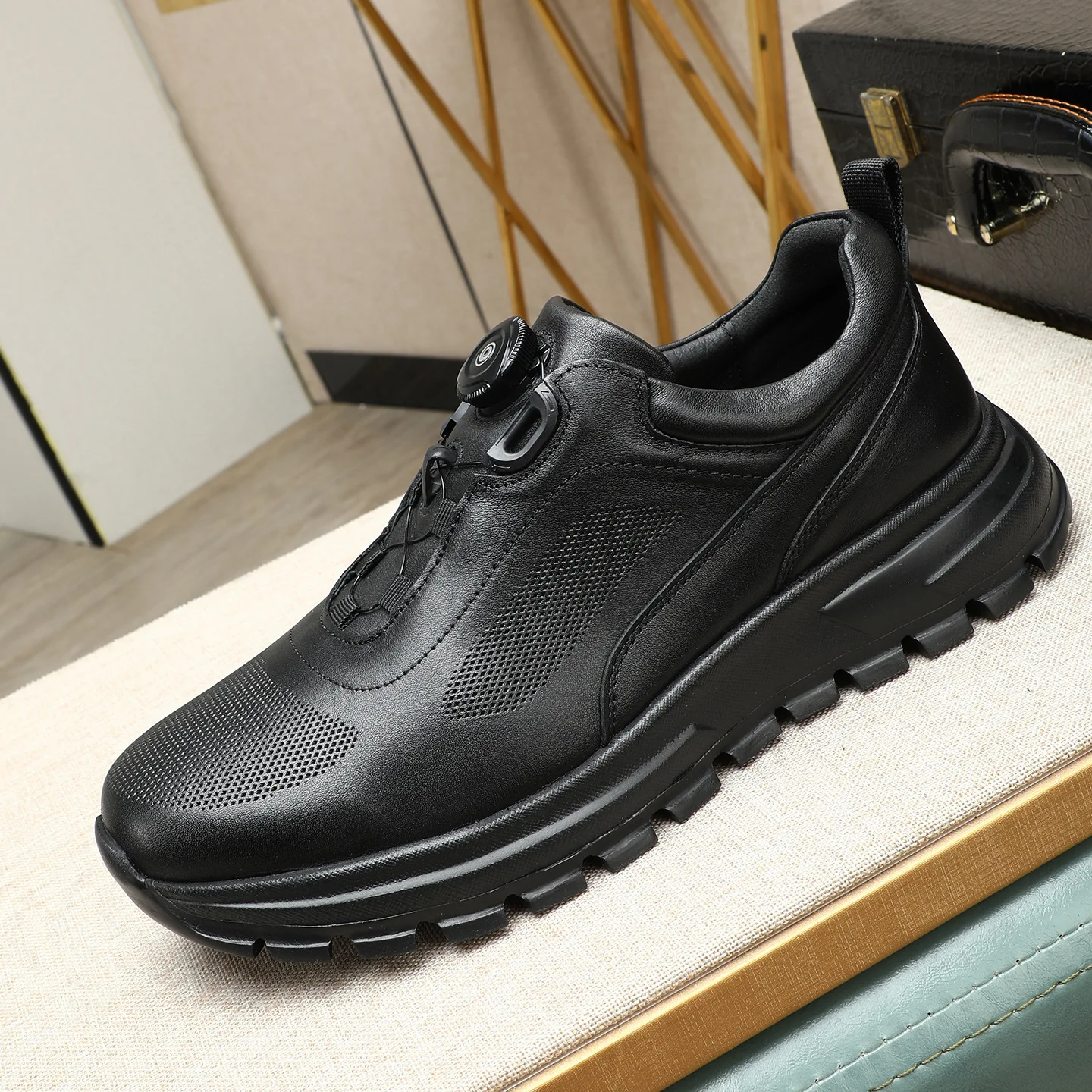 2026 Winter New Style High-Quality Men's Sport-Style Casual Shoes - Deep-Ankle Rotating Buckle Lace-Up Leather Shoes
