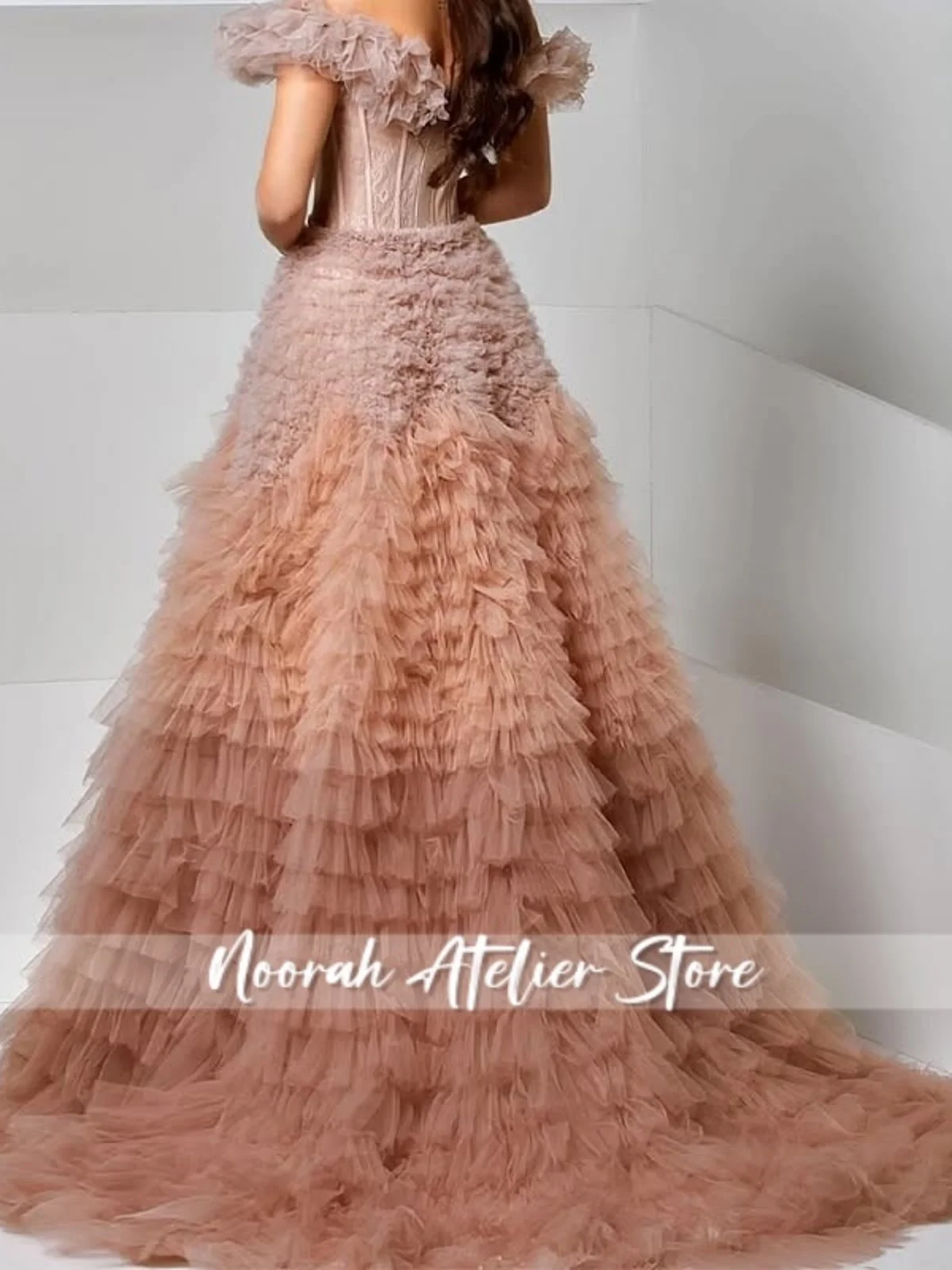Gradient Aline ปิดไหล่ Elegant Tiered Tulle อาหรับชุดราตรีชุดแต่งงานดูไบ 2025 ที่กําหนดเอง