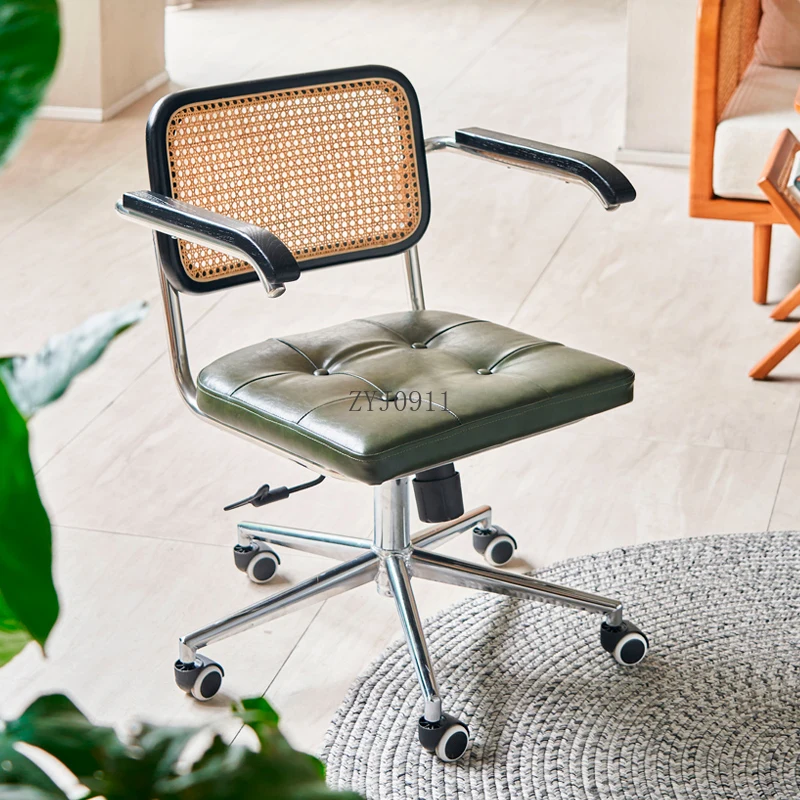 Haushalts-Bürostuhl aus Rattan. Moderner, einfacher, anhebbarer Computerstuhl aus Rattan