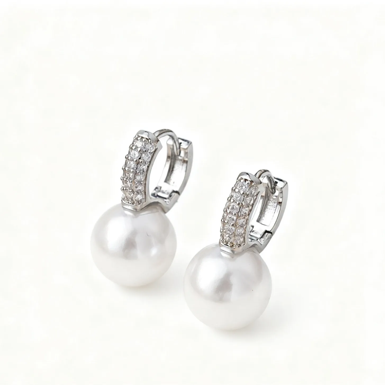 Elegant and versatile earrings, fashionable and high-end, light luxury earrings with pearls