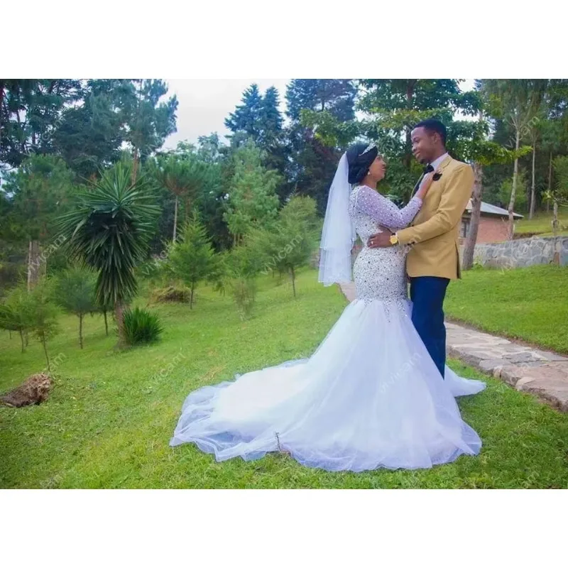 Maßgeschneiderte V-Ausschnitt schwere Kristalle Perlen Meerjungfrau schwarze Mädchen Brautkleider Sweep Zug lange Ärmel Garten Brautkleid