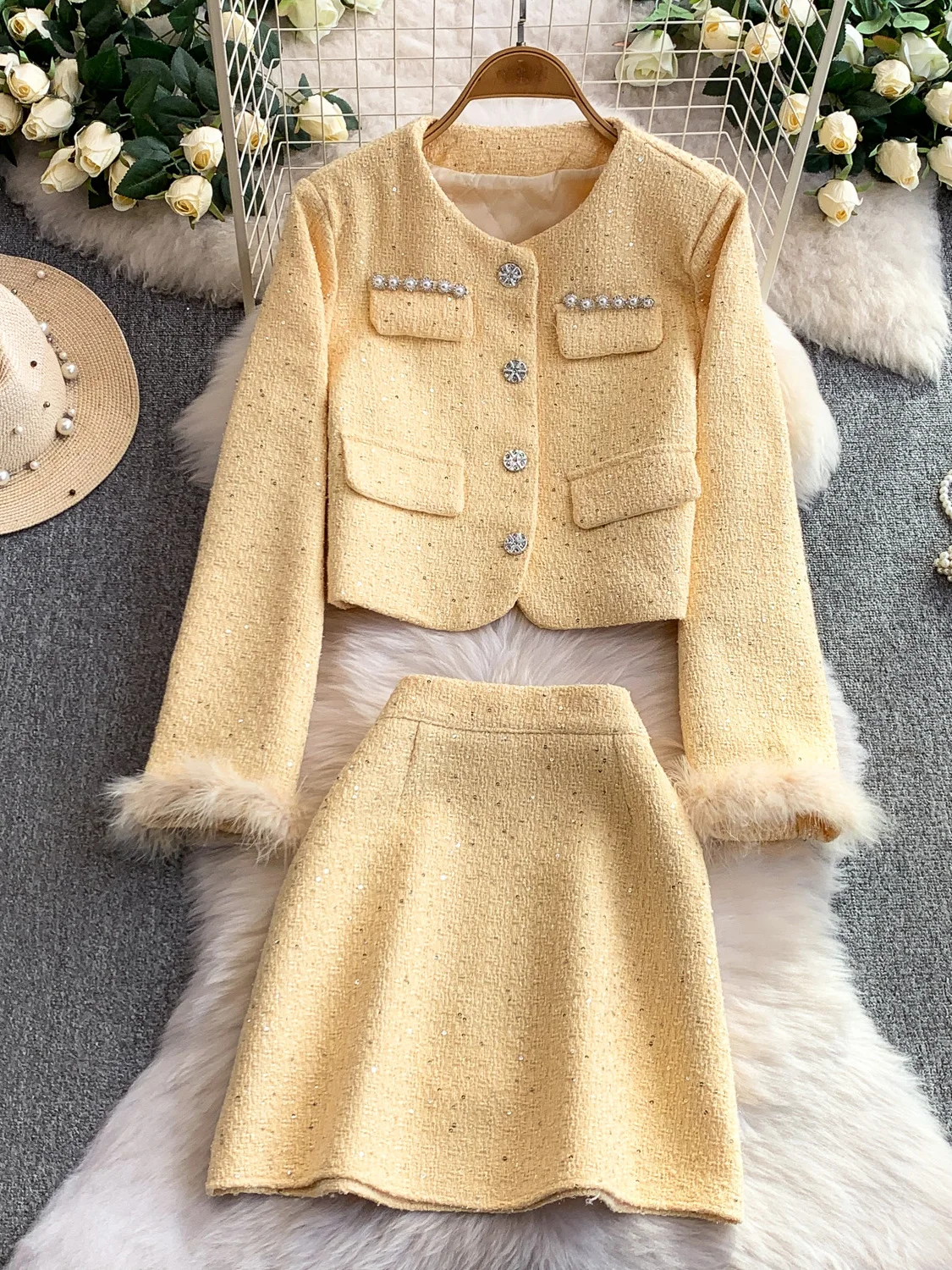 

Блестящая лоскутная све Верхняя одежда или Юбка Комплект из двух предметов Age-Defng Тяжелые украшения Меховые манжеты Моя...