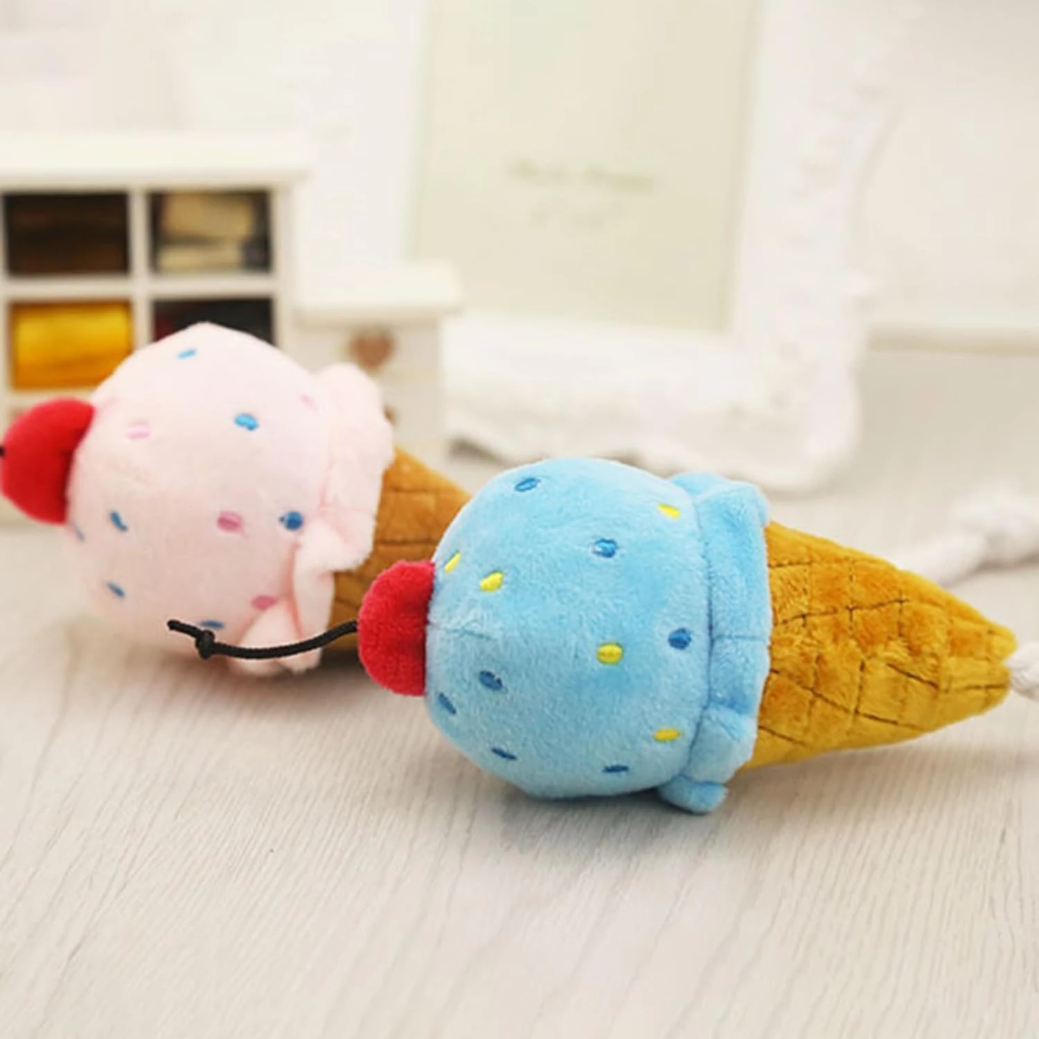 Esencial y divertido, juguetes para perros chirriantes de helado de felpa duraderos con un adorable diseño marrón-azul con lindas cuerdas para Ca pequeña y mediana