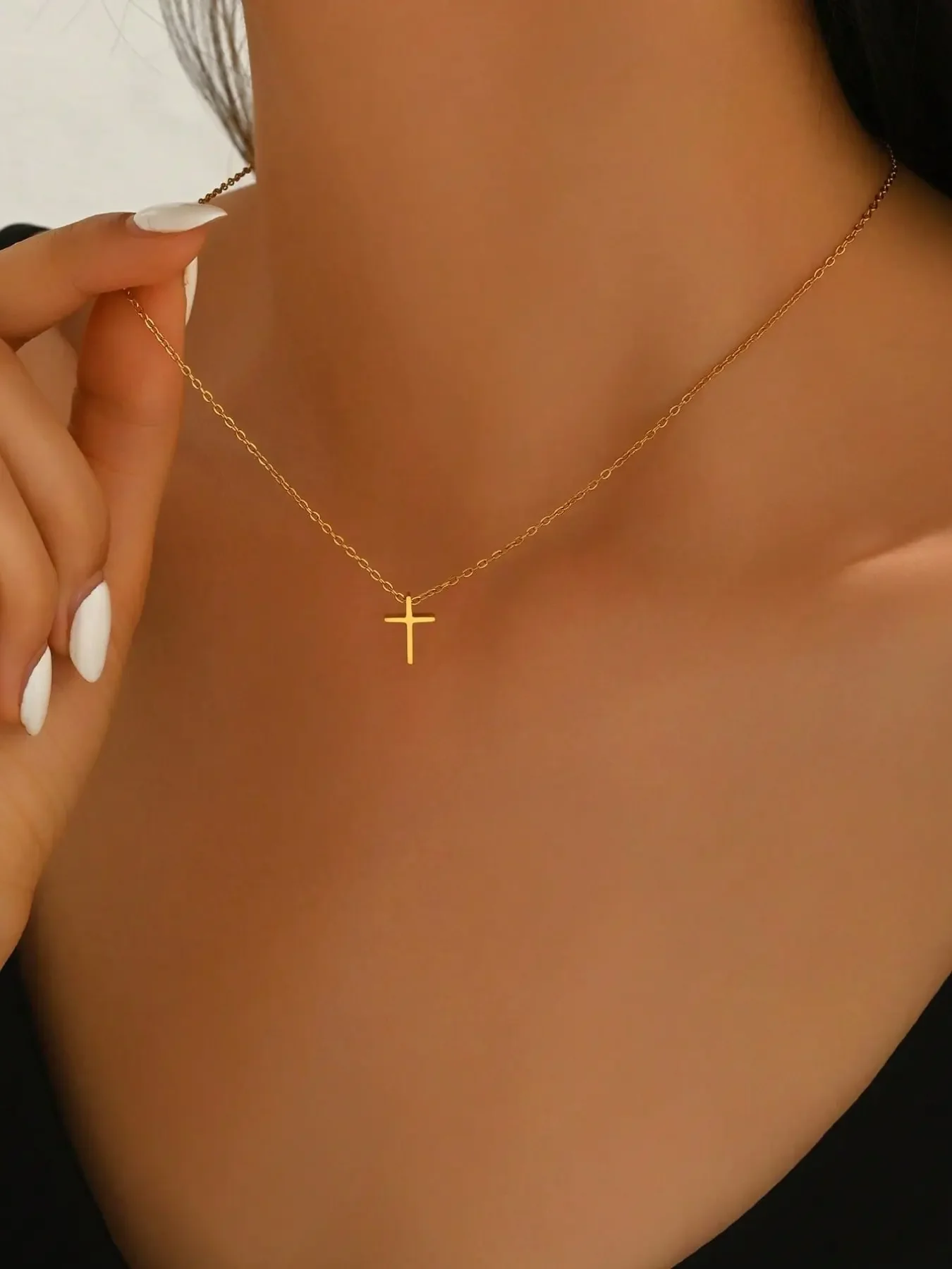 Women's Stainless Steel Cross Pendant Necklace, Classic and Timeless Look, Chain Link Design, Simple Design Daily Wear Jewelry, Unique Ladies' Accessory for Everyday Use, Perfect for All Seasons