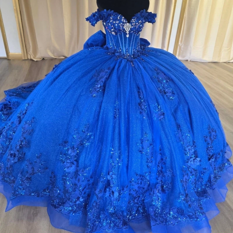 

Королевское синее блестящее платье для квинсеаньеры с открытыми плечами, бальное платье для Sweet 16, с аппликацией, цветами, бисером, кристаллами, бантом, из фатина, на день рождения