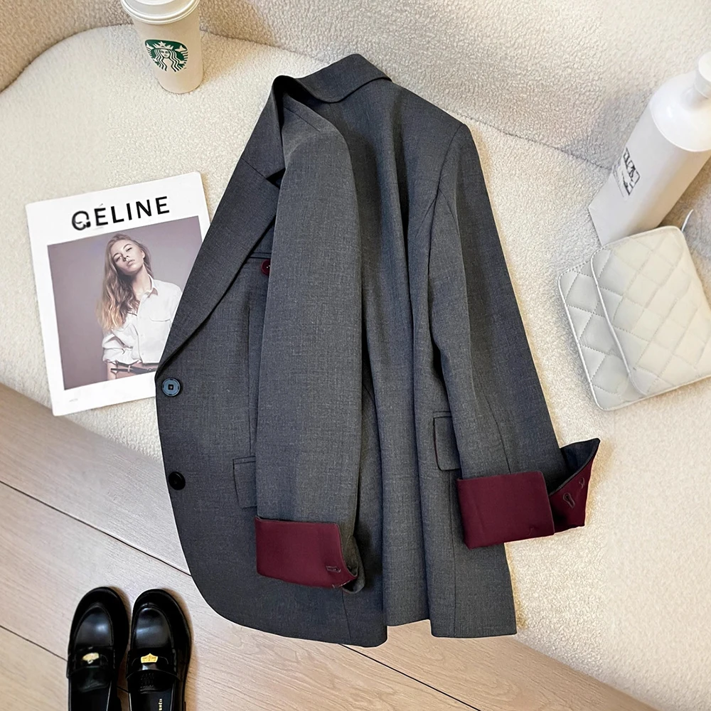 

Серый свободный повседневный пиджак для женщин на весну и осень, модный элегантный дизайн, подчеркивающий стройность и изящность фигуры.