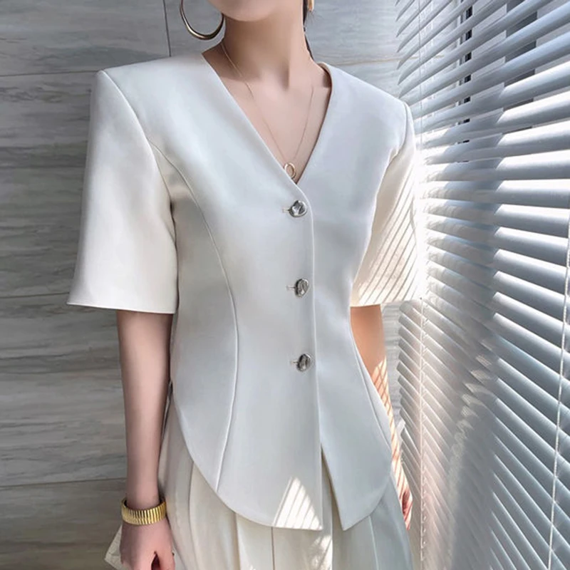 White short sleeved suit for women in summer 2024, with a sense of design and a trend of niche outerwear tops