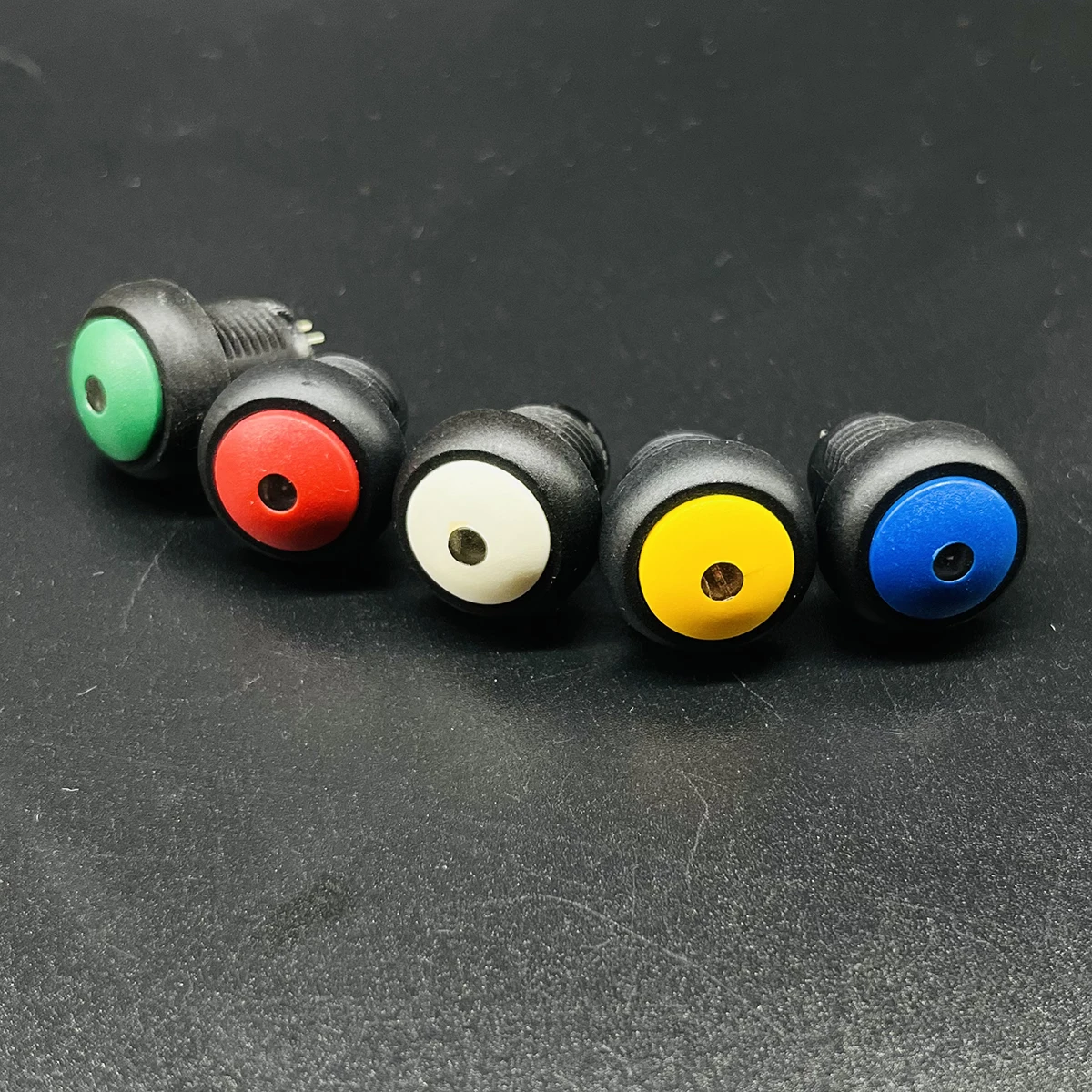 12mm czarny korpus plastikowy przełącznik symbol zasilania oświetlenie LED chwilowe resetowanie mocowanie samoblokujący zatrzask wodoodporny przełącznik