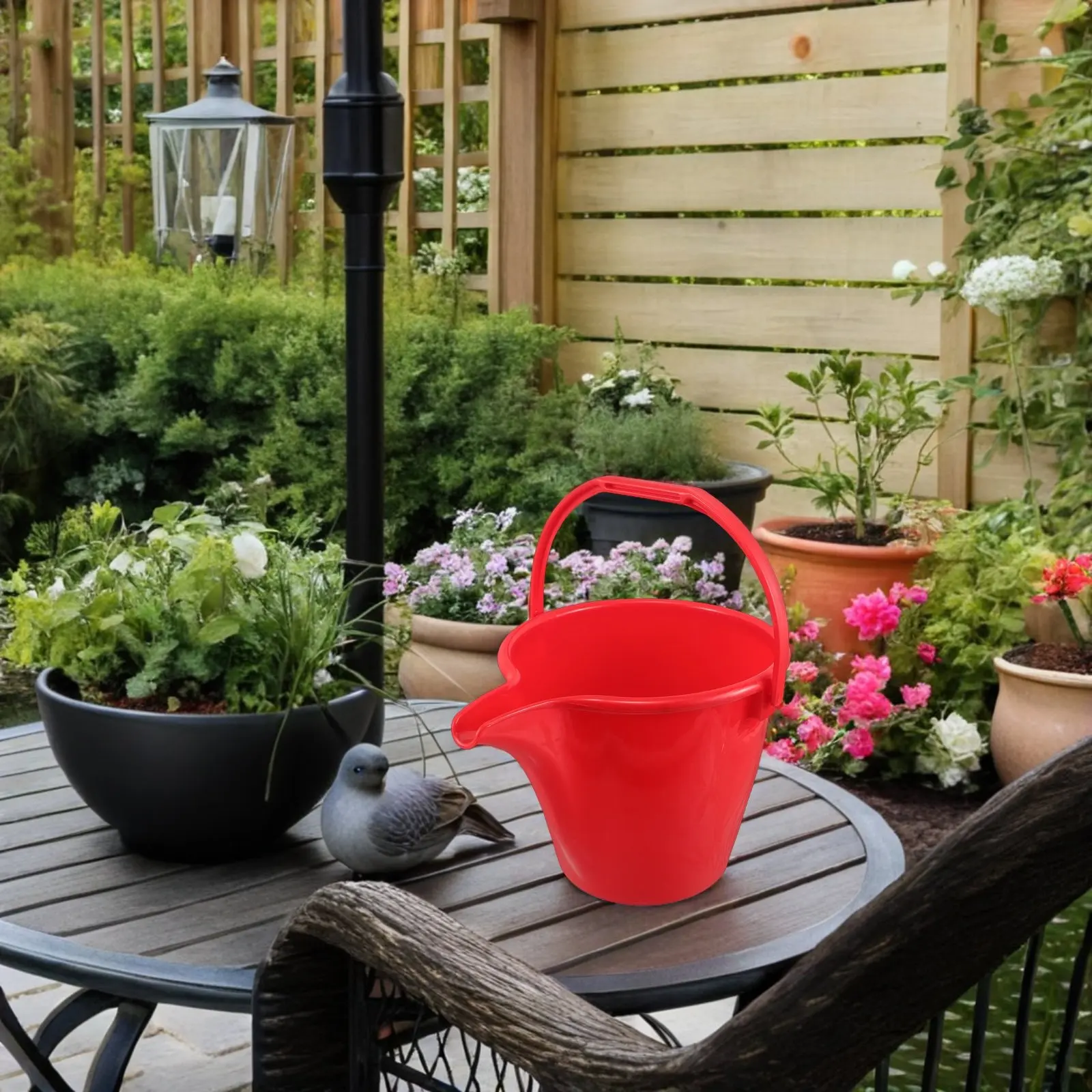 

Красное пластиковое ведро с ручкой для садоводства, полива, удобрения, выращивания овощей, кемпинга, пляжа, работы с песком и сельскохозяйственных задач