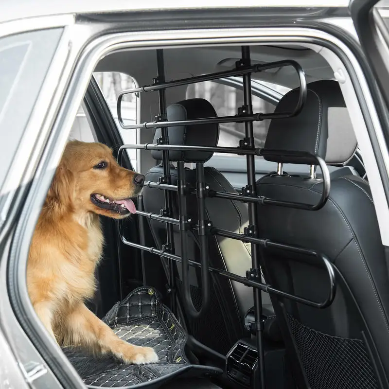 Barrière de sécurité en acier noir pour séparer le coffre et protéger votre chien. Largeur modulable 87–135 cm, hauteur réglable 85–120 cm, sans bord coupant, compatible avec tous les véhicules pour des trajets sûrs avec votre animal.