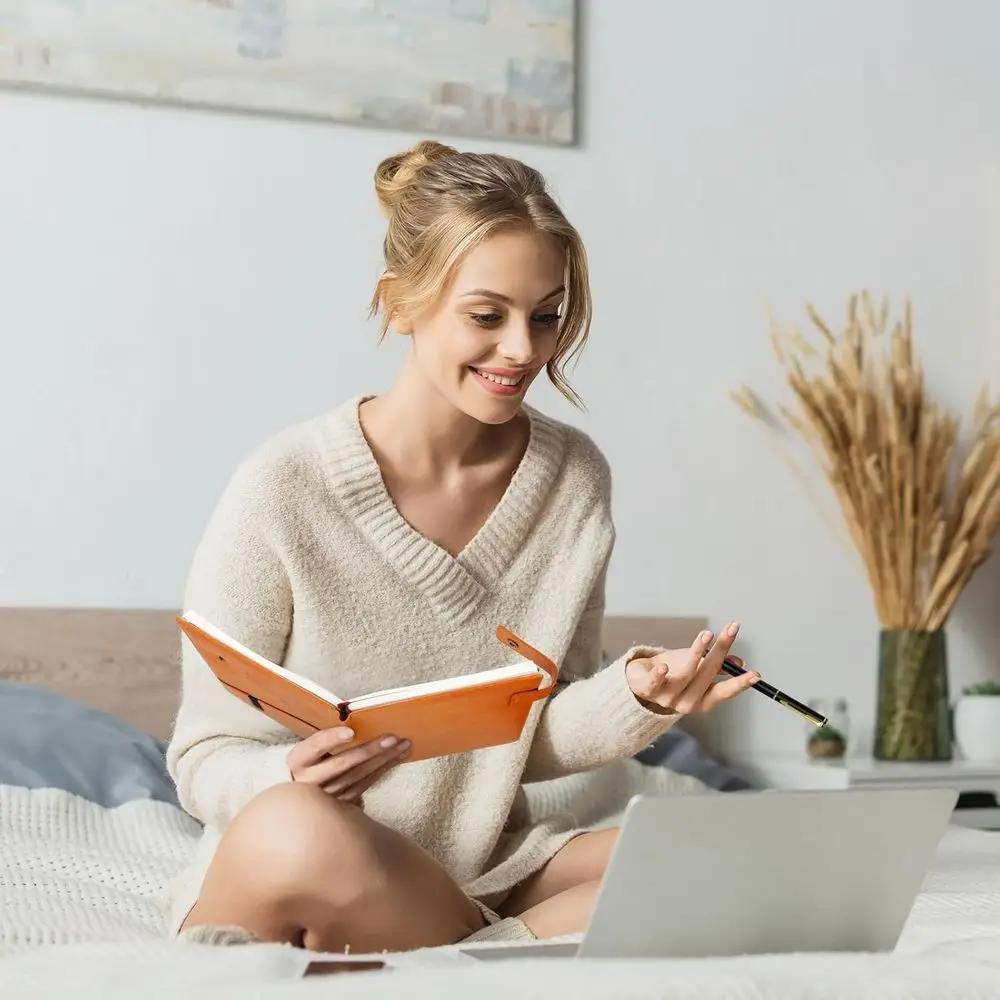 パーソナライズされたA5罫線入りレザージャーナル - 200ページ、5.9 x 8.4インチ、男女兼用、ペン付き、毎日の書き込みや手帳に最適