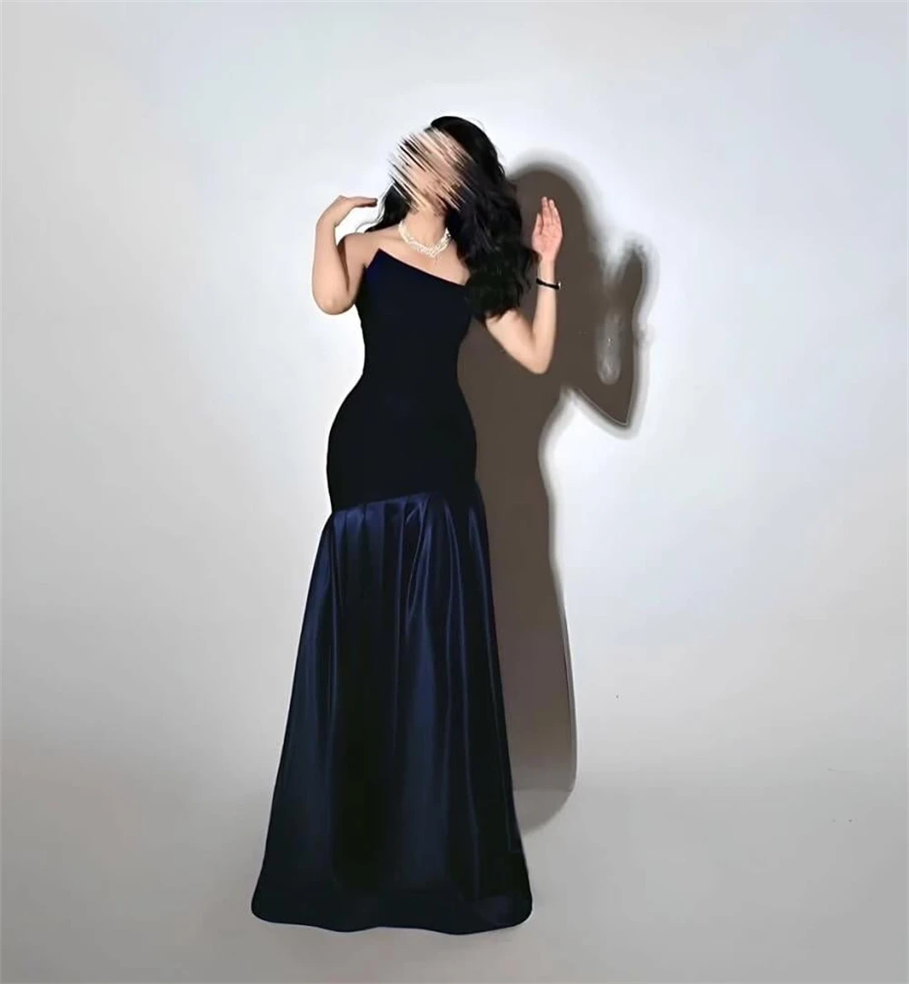 Maßgeschneidertes schlichtes blaues Satin-Abendkleid, formelles, trägerloses, ärmelloses Promi-Kleid, weiches A-Linien-Abendkleid mit Sweep-Zug