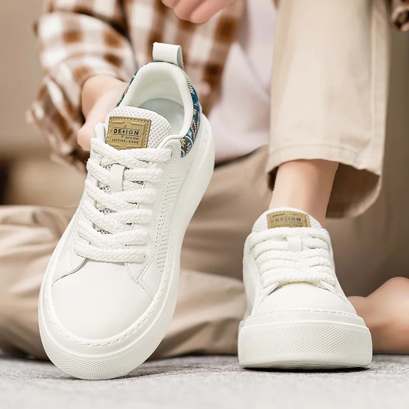 Nuevas zapatillas blancas de otoño 2025 para hombre y zapatos casuales gruesos de caña alta: livianos, que aumentan la altura y cómodos