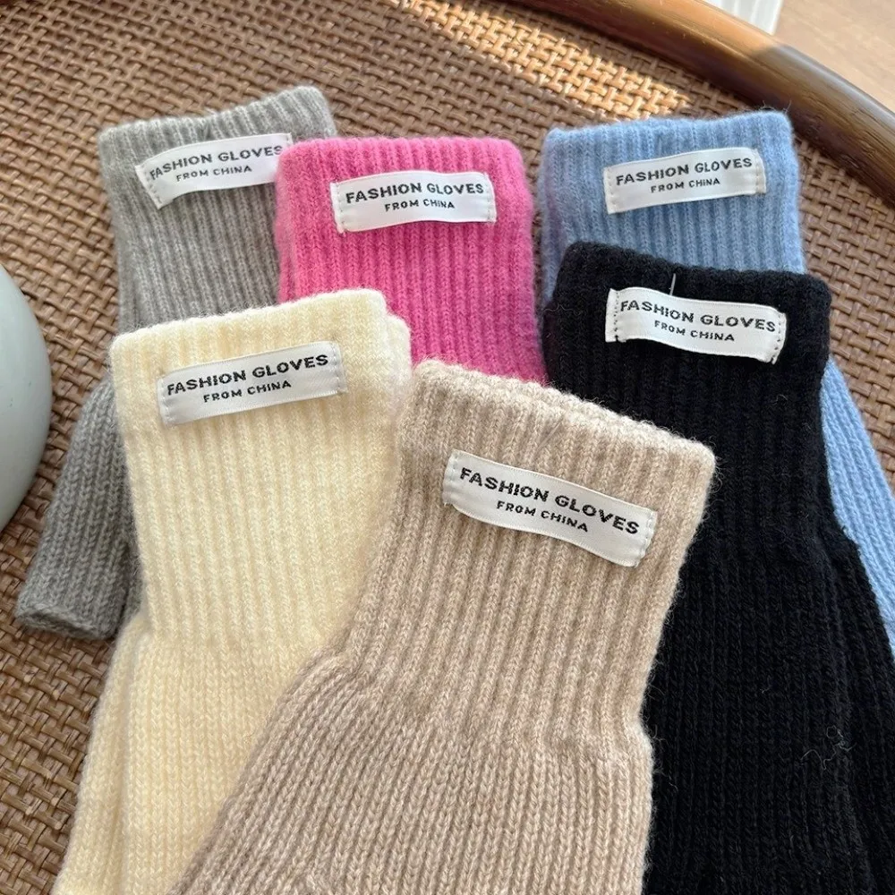 قفازات محبوكة سميكة على الموضة تحافظ على الدفء شاشة اللمس قفازات مقاومة للبرودة بلون سادة نصف اصبع قفازات النساء