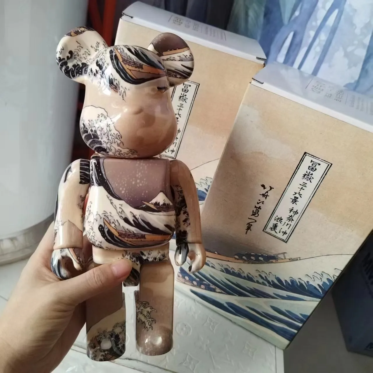 

Bearbrick 400% The Great Wave Off Kanagawa 28cm High Oil Painting Style Desktop Collection Ornaments Gift Doll