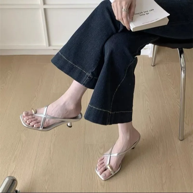 Sandali francesi con punta incrociata e cinturino incrociato da donna, abbigliamento estivo, sandali con tacco basso con punta in metallo stile fata con tacco quadrato piccolo