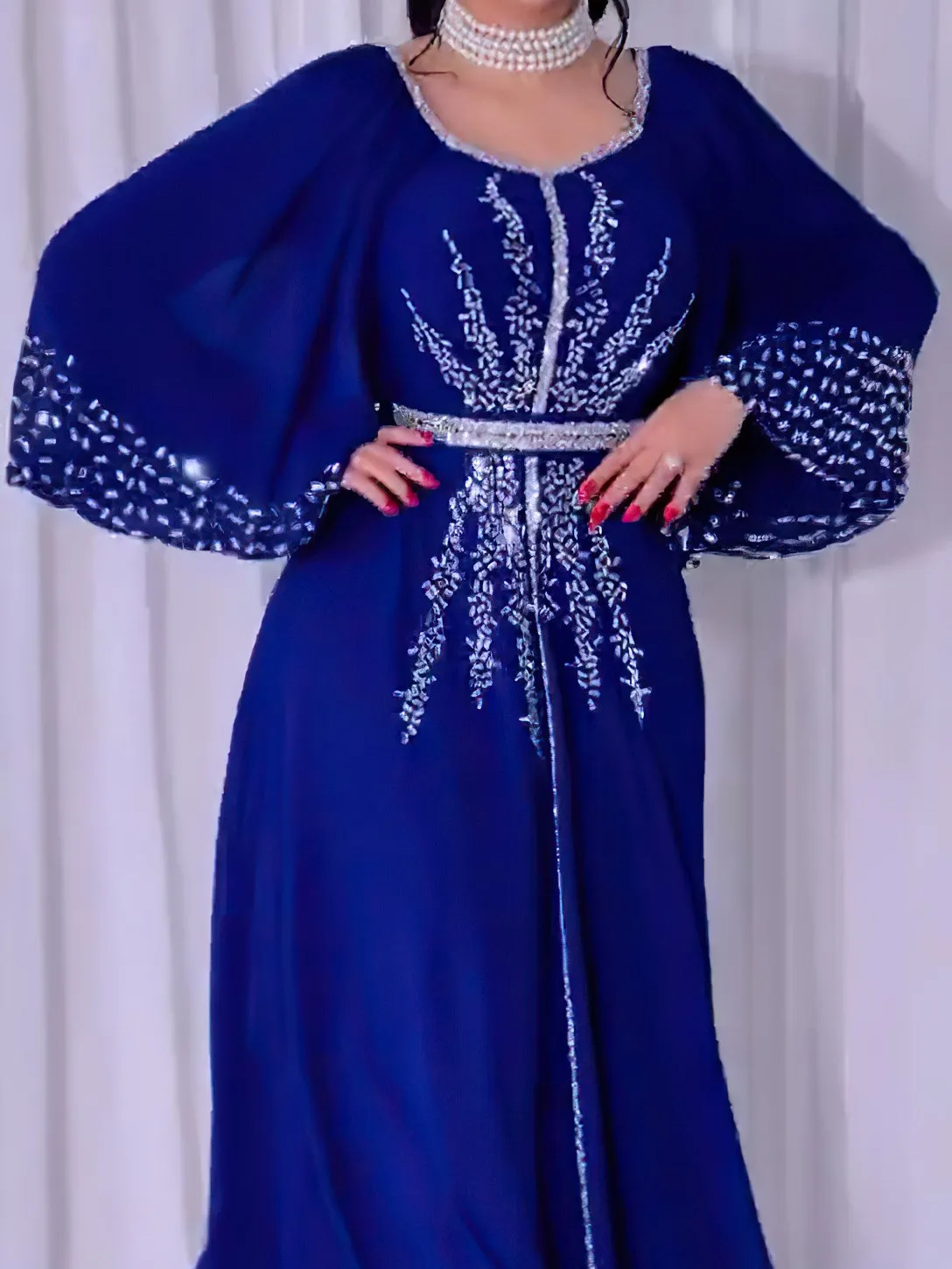 Indonesischer Naher Osten, plissiert, groß, rund, Ne Embellied Chiffon Bubble Sve Dr mit Gürtelkleid, südostasiatische Sl...