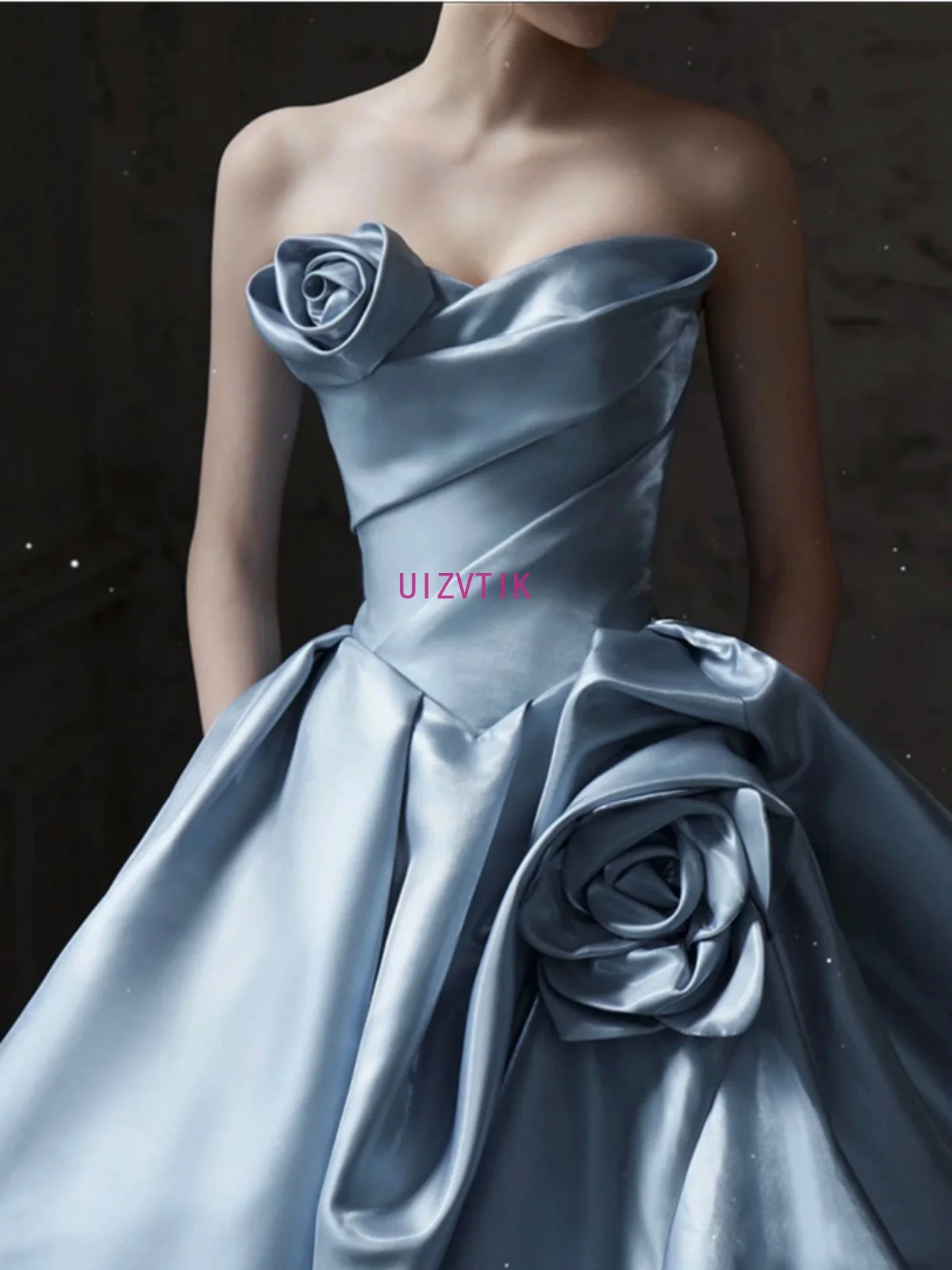 女性ブルーサテンプリンセスウエディングドレス 2025 高級ストラップレス光沢のある V ネックイブニングドレスノースリーブロング誕生日パーティードレス