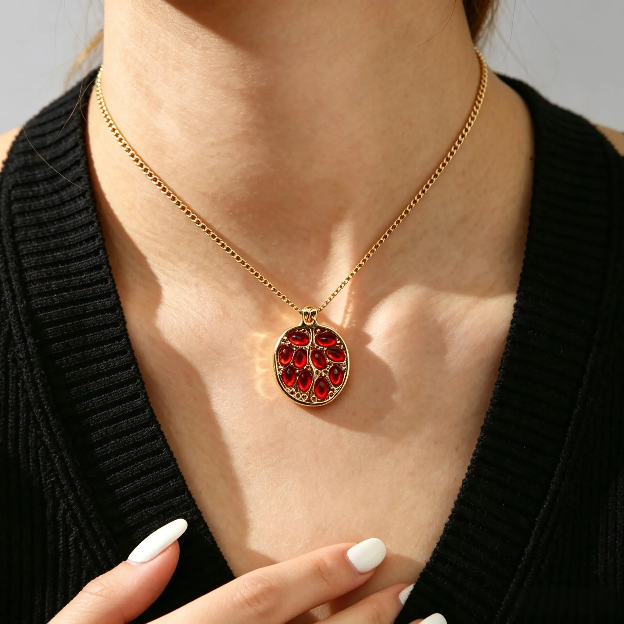 Vintage‑Style Red Pomegranate Seed Pendant Necklace Fashionable Clavicle Chain Womens Party Jewelry Exquisite Fruit Jewelry Gift