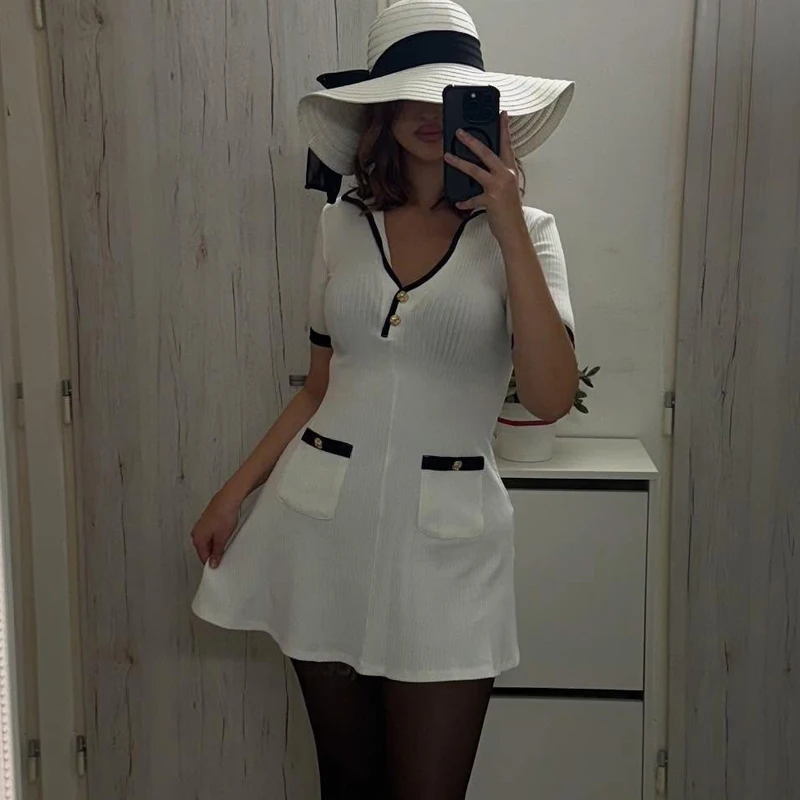 فستان قصير مضلع بأزرار معدنية فساتين صيفية نسائية أنيقة برقبة على شكل حرف v فستان أبيض وأسود مثير للحفلات المسائية