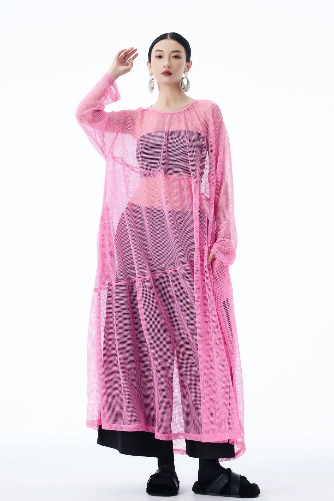 夏のレディースホローアウトドレス、メッシュスプライシングルーズレディースドレス、パーソナライズピンクロングシャツ、和風2025