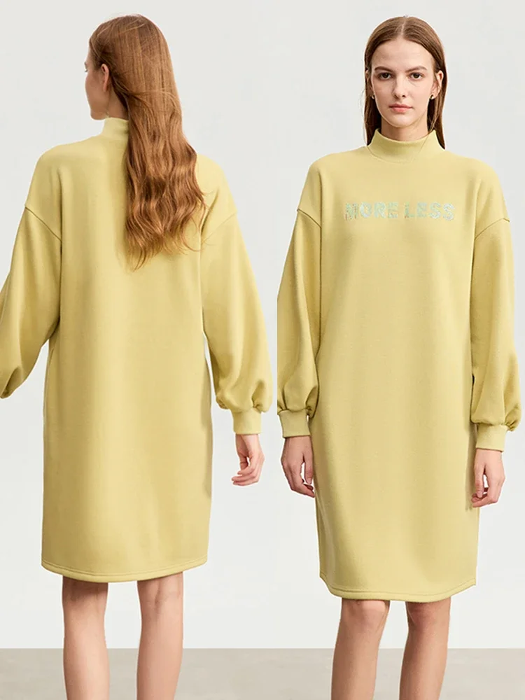 

Amii Минимализм Свободные толстовки Платья для женщин Зима 2025 Новое бархатное платье с воротником-стойкой и вышивкой букв 12324085