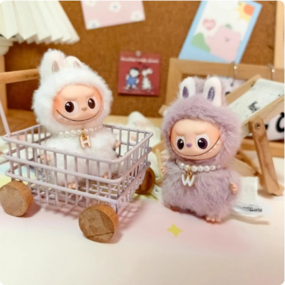 

(26 ожерелий с алфавитом) 4,0, мини-аксессуары Labubu, ювелирные изделия с жемчужными буквами для куклы 10,5 см, модное оборудование, Рождественский подарок