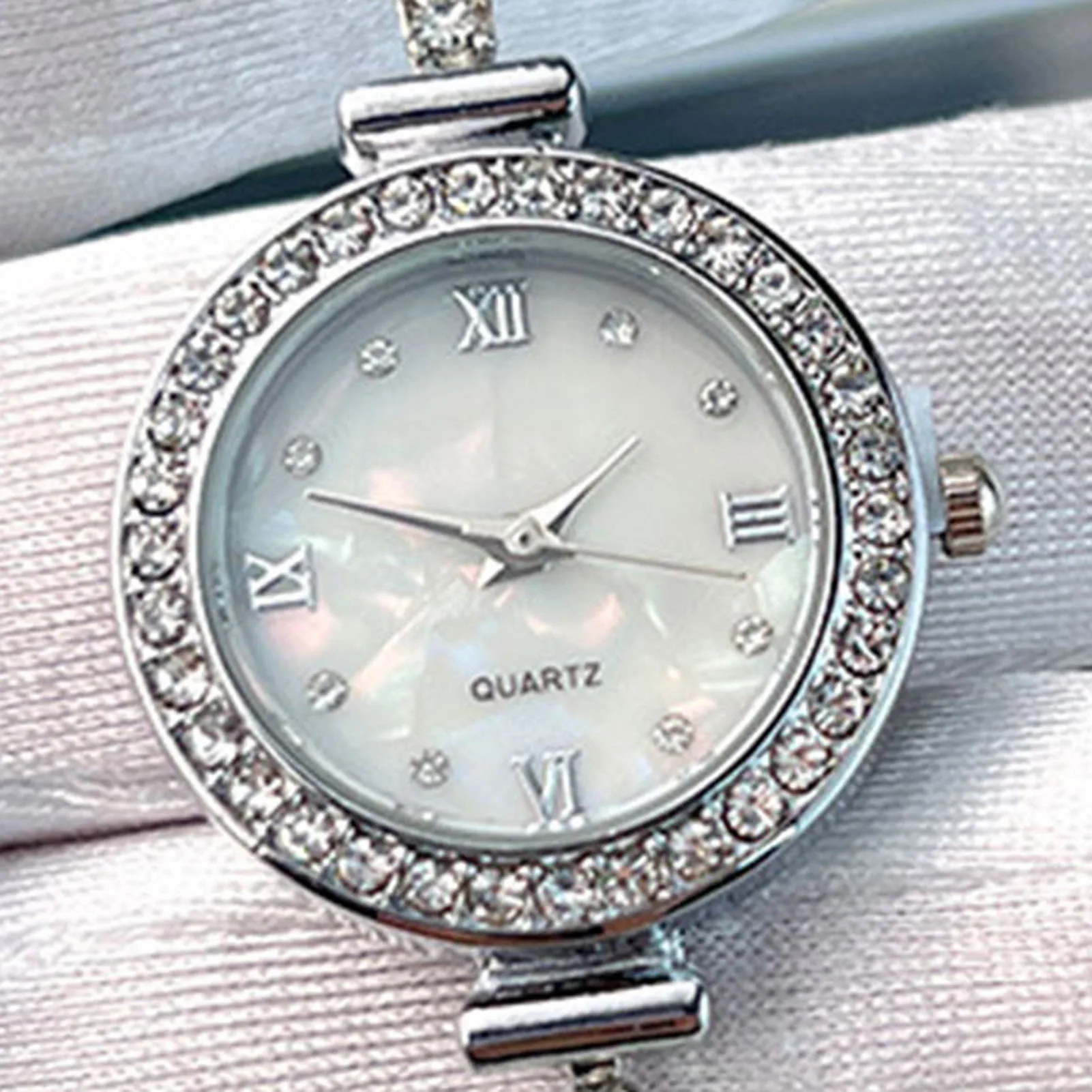 Women\'s Rhinestone Setting Watches Easy Read Round Rhinestone Quartz Wrist Watch Suitable for Girlfriend Birthday Gift