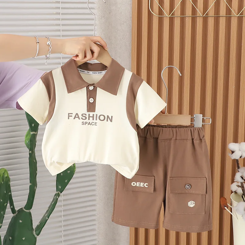 

Детский летний костюм-двойка: новая модная футболка-поло с коротким рукавом и шорты для мальчиков, с принтом и вставками, детская одежда